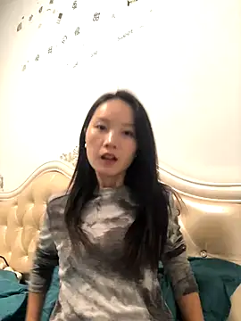 Snapshot of Mile-m chatting on 10-26-25, 01:39 Mile-m online show from 10-26-25, 01:39