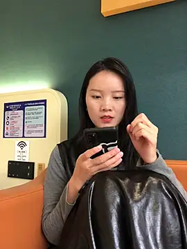 Snapshot of Mile-m chatting on 11-05-25, 08:03 Mile-m online show from 11-05-25, 08:03