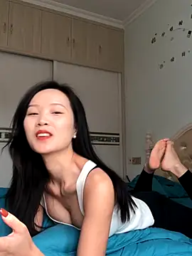 Snapshot of Mile-m chatting on 11-28-25, 03:42 Mile-m online show from 11-28-25, 03:42