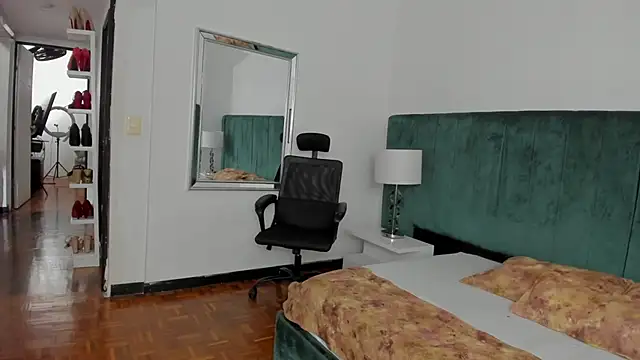 Snapshot of Alanha__ chatting on 11-17-25, 04:07 Alanha online show from 11-17-25, 04:07