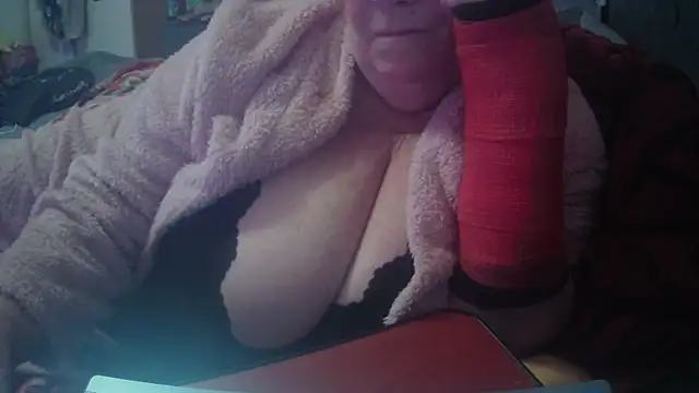 Snapshot of Playful_MILF_Demi chatting on 10-18-25, 12:57 Playful MILF Demi online show from 10-18-25, 12:57