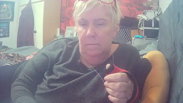 Snapshot of Playful_MILF_Demi chatting on 10-20-25, 12:05 Playful MILF Demi online show from 10-20-25, 12:05