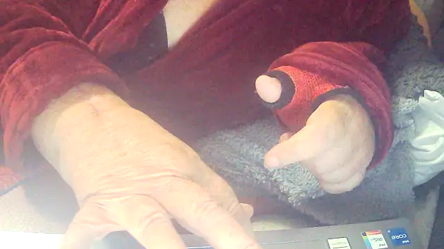 Snapshot of Playful_MILF_Demi chatting on 10-29-25, 09:38 Playful MILF Demi online show from 10-29-25, 09:38