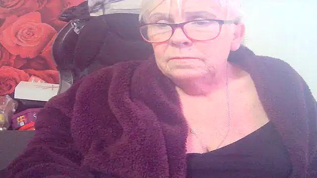 Playful MILF Demi online show from 04-15-26, 07:58