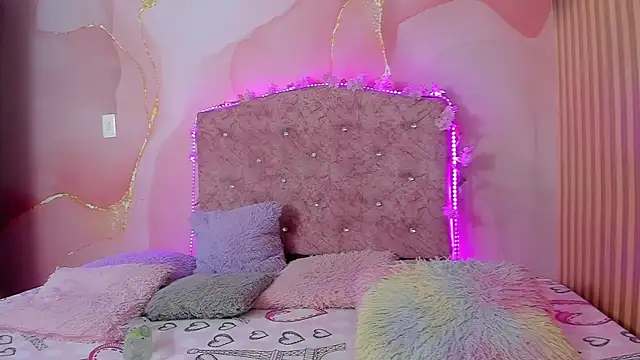 Snapshot of Malory__Jones chatting on 11-26-25, 06:42 Malory Jones online show from 11-26-25, 06:42