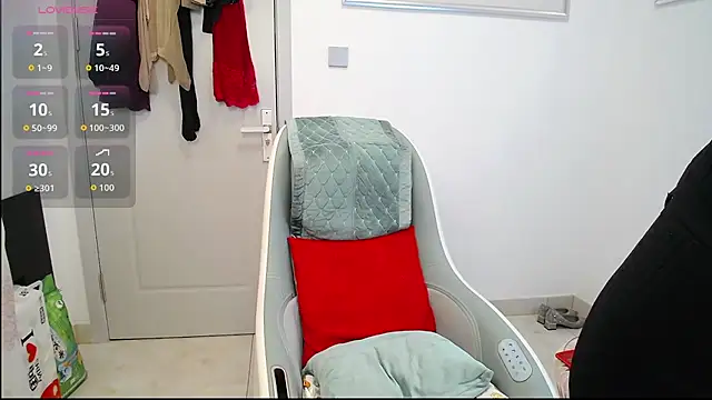 Snapshot of selinajuan chatting on 11-10-25, 11:48 selinajuan online show from 11-10-25, 11:48