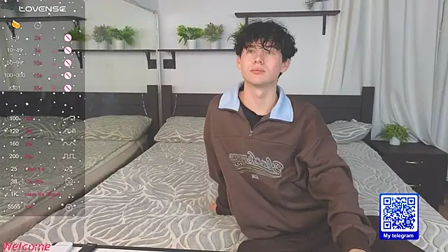 Snapshot of Cute_Mike chatting on 11-10-25, 01:48 Cute Mike online show from 11-10-25, 01:48