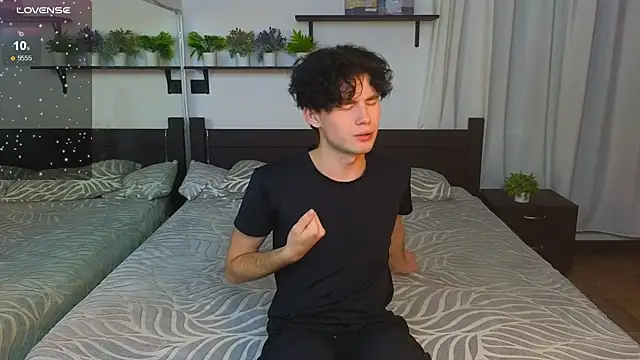 Snapshot of Cute_Mike chatting on 11-18-25, 04:55 Cute Mike online show from 11-18-25, 04:55