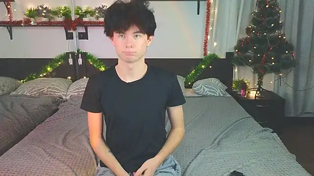 Snapshot of Cute_Mike chatting on 12-14-25, 09:19 Cute Mike online show from 12-14-25, 09:19