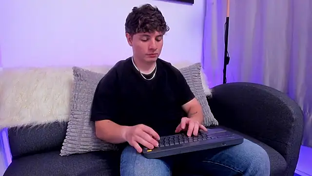 Leoo Miller online show from 12-03-25, 03:58