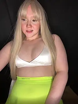 Snapshot of Darling_Bri_ chatting on 10-24-25, 04:36 Darling Bri online show from 10-24-25, 04:36