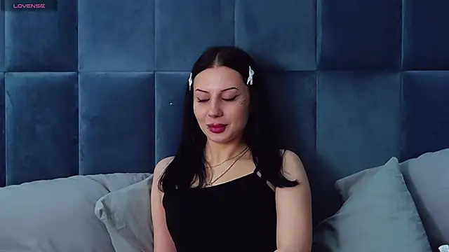 MaeAnna online show from 11-19-25, 04:23