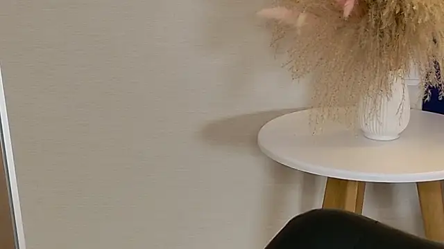 Snapshot of Alexis_Lovely chatting on 12-17-25, 05:13 Alexis Lovely online show from 12-17-25, 05:13