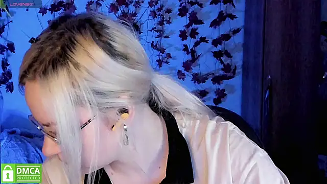 Snapshot of HoneyDazzle chatting on 11-21-25, 07:12 HoneyDazzle online show from 11-21-25, 07:12