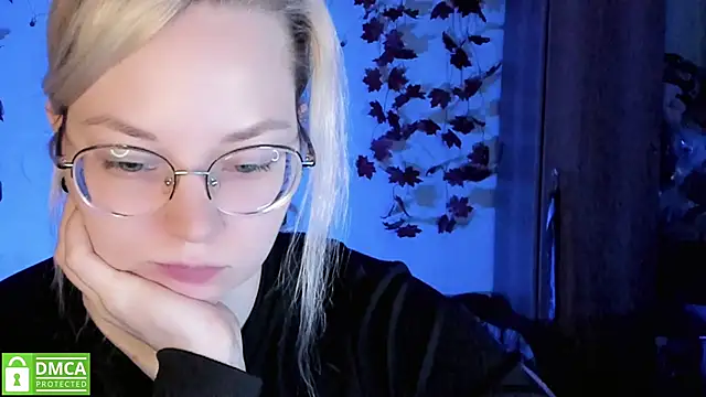 Snapshot of HoneyDazzle chatting on 11-23-25, 06:30 HoneyDazzle online show from 11-23-25, 06:30