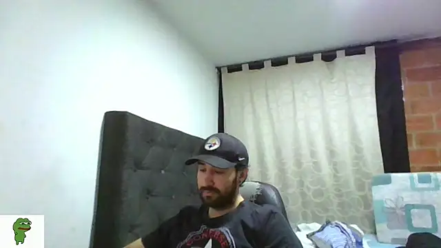 Snapshot of coolfriki chatting on 07-12-26, 01:29 coolfriki online show from 07-12-26, 01:29