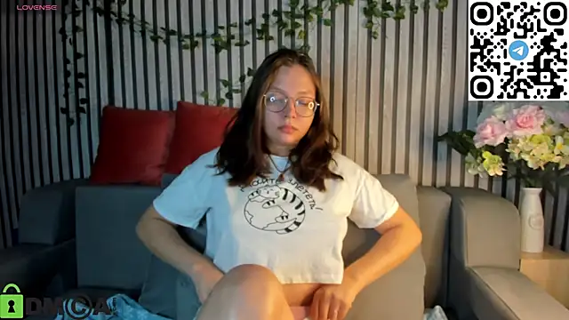 Snapshot of Nuura_Moore chatting on 11-19-25, 01:05 Nuura Moore online show from 11-19-25, 01:05