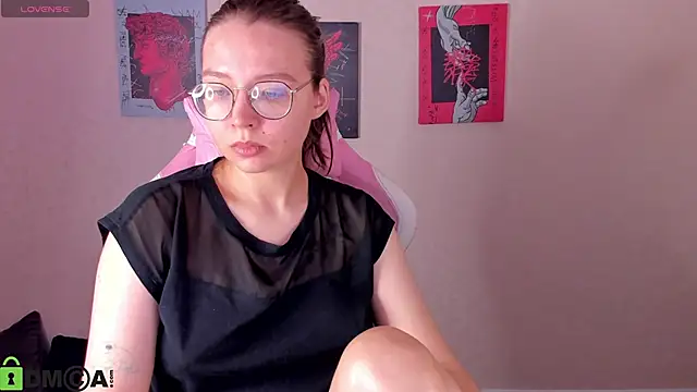 Snapshot of Nuura_Moore chatting on 11-21-25, 01:04 Nuura Moore online show from 11-21-25, 01:04