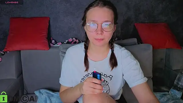 Snapshot of Nuura_Moore chatting on 11-28-25, 01:08 Nuura Moore online show from 11-28-25, 01:08