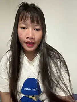 Snapshot of TrangNemo chatting on 11-23-25, 12:32 TrangNemo online show from 11-23-25, 12:32