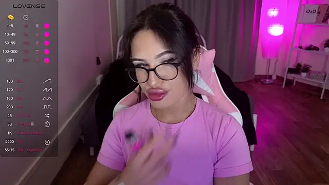 Snapshot of ShayLisse chatting on 11-30-25, 04:38 ShayLisse online show from 11-30-25, 04:38