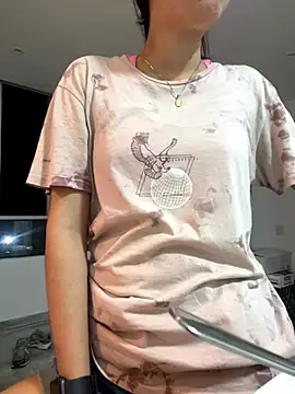 Snapshot of emi_star chatting on 10-27-25, 01:42 emi star online show from 10-27-25, 01:42