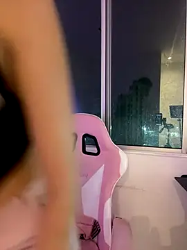 Snapshot of emi_star chatting on 11-12-25, 01:06 emi star online show from 11-12-25, 01:06