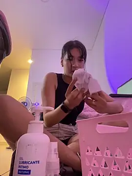 Snapshot of emi_star chatting on 12-19-25, 11:45 emi star online show from 12-19-25, 11:45