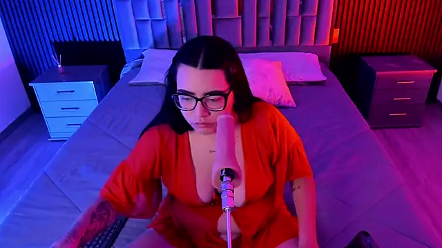 Snapshot of Koralynx chatting on 10-21-25, 11:33 Koralynx online show from 10-21-25, 11:33