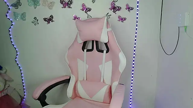 Snapshot of luna00bella7 chatting on 10-31-25, 02:56 luna00bella7 online show from 10-31-25, 02:56