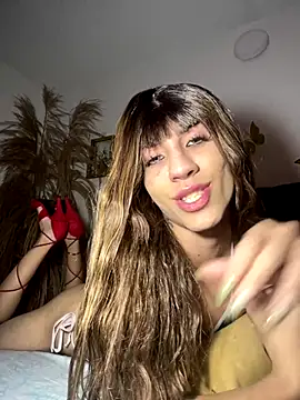 Snapshot of SiaraRealist chatting on 12-15-25, 12:26 SiaraRealist online show from 12-15-25, 12:26