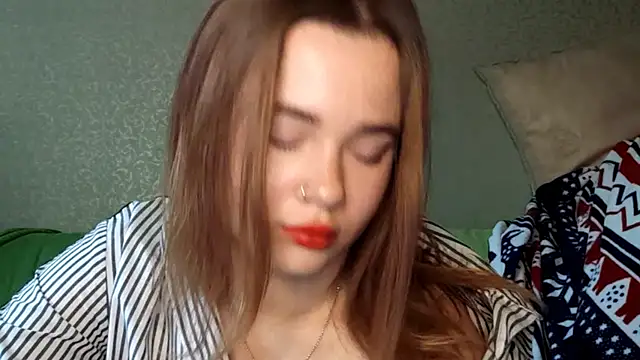 Snapshot of QuiveredFrown chatting on 10-11-25, 11:42 QuiveredFrown online show from 10-11-25, 11:42
