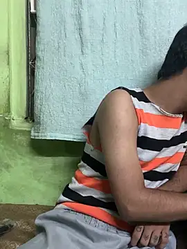 Snapshot of foxythebold chatting on 10-24-25, 06:37 foxythebold online show from 10-24-25, 06:37