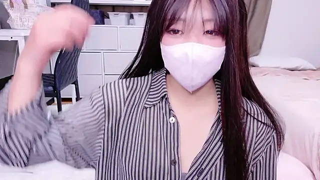 Snapshot of YuKa-zaurusu chatting on 11-17-25, 06:08 YuKa-zaurusu online show from 11-17-25, 06:08