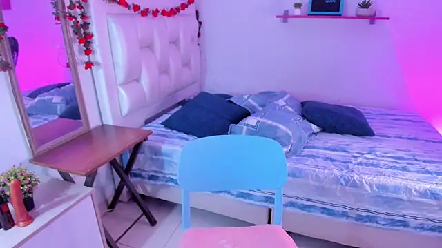 Laaura-Velez online show from 11-28-25, 01:25