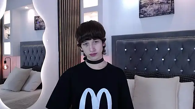 Emo Boy  online show from 04-19-26, 08:33