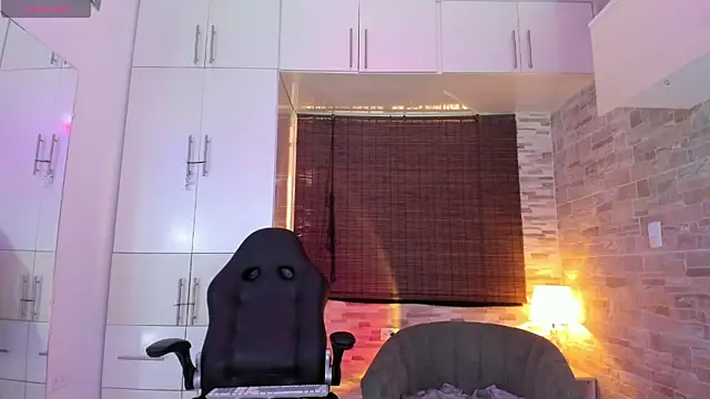 Snapshot of CherryCurl_ chatting on 11-08-25, 04:18 CherryCurl online show from 11-08-25, 04:18