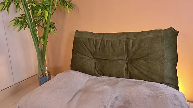 Snapshot of CherryCurl_ chatting on 11-25-25, 04:18 CherryCurl online show from 11-25-25, 04:18