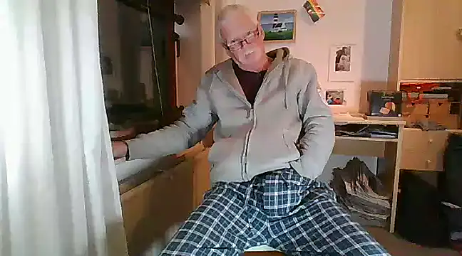 Snapshot of super-snoopy chatting on 12-20-24, 09:28 super-snoopy online show from 12-20-24, 09:28