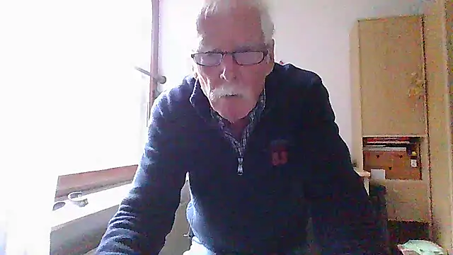 Snapshot of super-snoopy chatting on 10-26-25, 09:26 super-snoopy online show from 10-26-25, 09:26