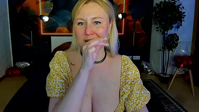 Snapshot of scent__of_woman chatting on 05-15-26, 01:34 scent of woman online show from 05-15-26, 01:34