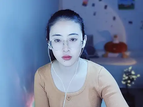 Snapshot of Queena_ chatting on 12-18-25, 07:03 Queena online show from 12-18-25, 07:03