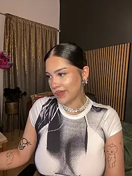 Snapshot of LoraShines chatting on 06-19-26, 06:12 LoraShines online show from 06-19-26, 06:12