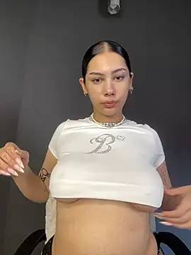 Snapshot of LoraShines chatting on 07-13-26, 11:46 LoraShines online show from 07-13-26, 11:46