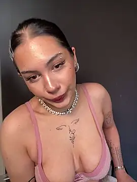 Snapshot of LoraShines chatting on 07-20-26, 01:24 LoraShines online show from 07-20-26, 01:24