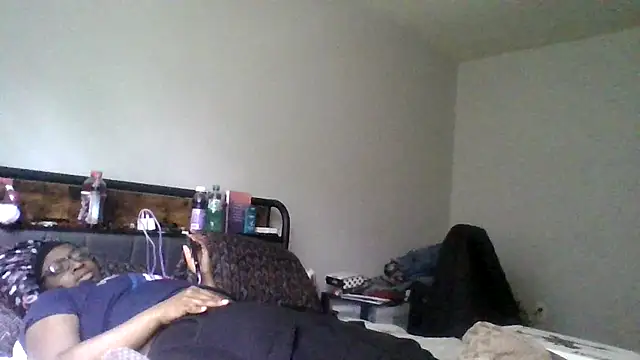 Snapshot of dezzidavill chatting on 05-21-26, 04:14 dezzidavill online show from 05-21-26, 04:14