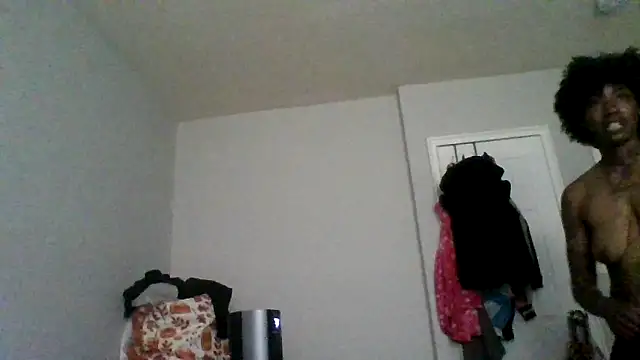 Snapshot of dezzidavill chatting on 06-05-26, 12:22 dezzidavill online show from 06-05-26, 12:22