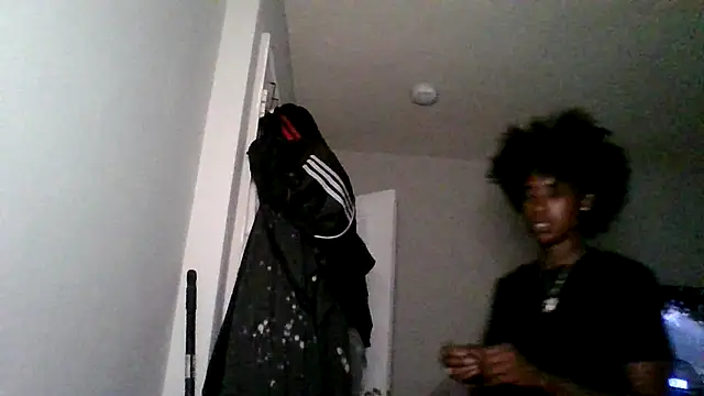 Snapshot of dezzidavill chatting on 06-18-26, 12:09 dezzidavill online show from 06-18-26, 12:09