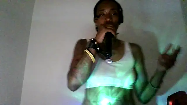 Snapshot of dezzidavill chatting on 06-22-26, 07:00 dezzidavill online show from 06-22-26, 07:00