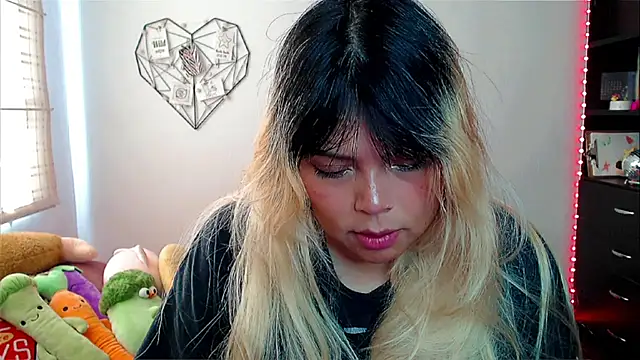 EllieMoonX online show from 11-18-25, 03:16